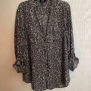 Women’s Jones New York cheetah print dress blouse. 100% Polyester. Size S.